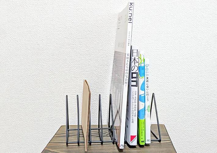 220円の『ワイヤーブックスタンド』がキッチンでも活躍！　ダイソーに聞いた意外な使い道に「調理ストレス減った」