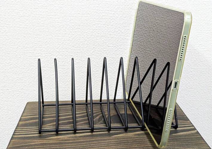 220円の『ワイヤーブックスタンド』がキッチンでも活躍！　ダイソーに聞いた意外な使い道に「調理ストレス減った」