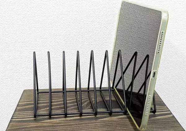 「220円の『ワイヤーブックスタンド』がキッチンでも活躍！　ダイソーに聞いた意外な使い道に「調理ストレス減った」」の画像