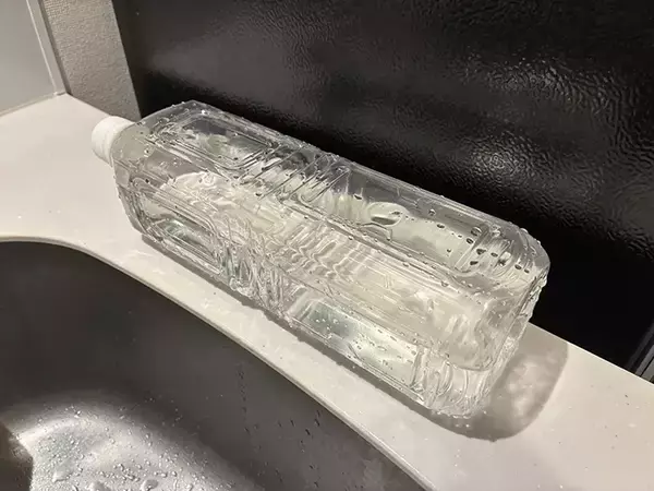 「ペットボトルに『3mm』穴を開けて…　蓋をゆるめると「便利！」【簡単災害対策】」の画像
