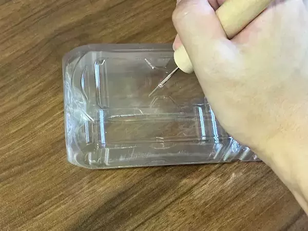 「ペットボトルに『3mm』穴を開けて…　蓋をゆるめると「便利！」【簡単災害対策】」の画像