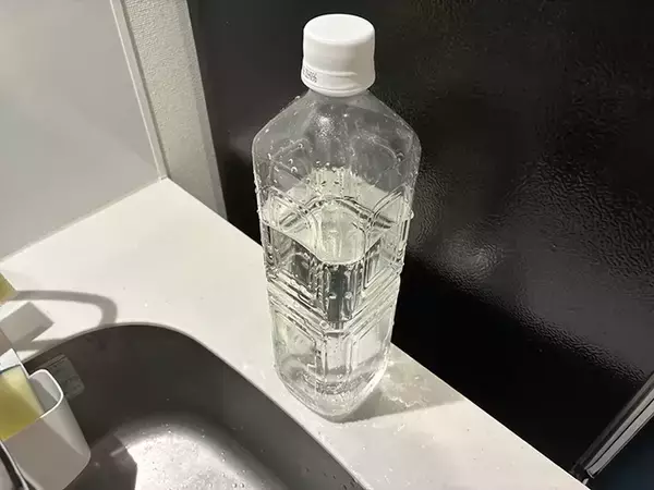 「ペットボトルに『3mm』穴を開けて…　蓋をゆるめると「便利！」【簡単災害対策】」の画像