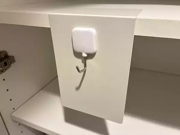 「ブックエンドの便利な『じゃない使い方』　小物を浮かせる2つの収納法に「早くやればよかった」」の画像