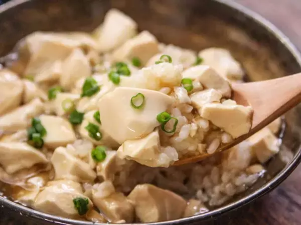 「余った豆腐はこうする！　やみつきになるあんかけご飯に「絶対に作る」」の画像