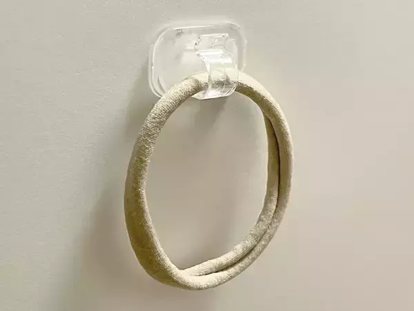 「100均コードフックの『じゃない使い方』　活用法に「万能すぎる」」の画像