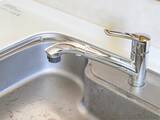 「「閉めたはずの蛇口から水滴が垂れ続ける…」　気になる原因をTOTOに聞いてみた」の画像1