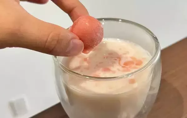 「『アイスの実』を飲み物に入れるだけ！　夏に試したいひんやりアレンジ3選」の画像