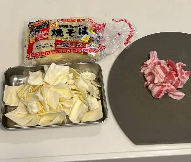 仕上げに『牛乳』を注いだら大違い！　焼きそばの調理テクに「うちでも真似したい」