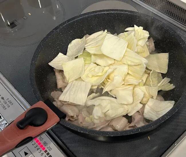 仕上げに『牛乳』を注いだら大違い！　焼きそばの調理テクに「うちでも真似したい」