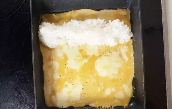 「玉子焼きに『余ったご飯』を入れてみて　「小腹が空いた時」「高校生の弁当に」」の画像
