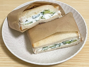 スライスしたキュウリに100g加えて！　サンドイッチに入れた『白い食べ物』の正体は…