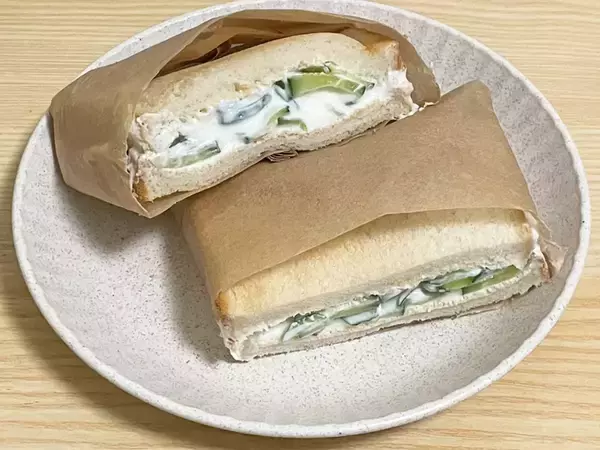 スライスしたキュウリに100g加えて！　サンドイッチに入れた『白い食べ物』の正体は…