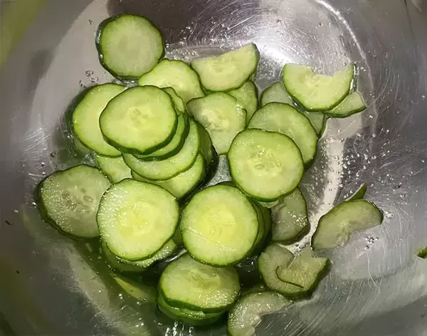 「スライスしたキュウリに100g加えて！　サンドイッチに入れた『白い食べ物』の正体は…」の画像