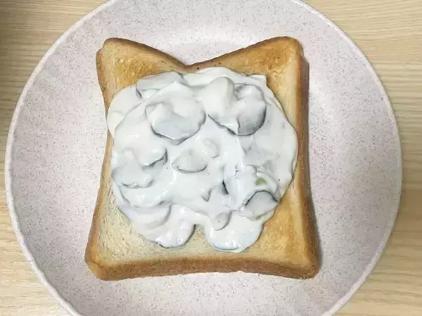 「スライスしたキュウリに100g加えて！　サンドイッチに入れた『白い食べ物』の正体は…」の画像