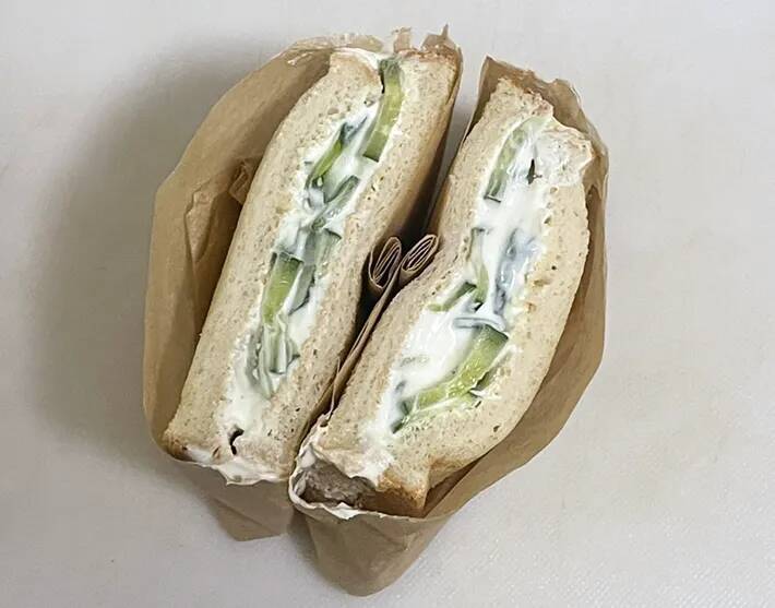 スライスしたキュウリに100g加えて！　サンドイッチに入れた『白い食べ物』の正体は…