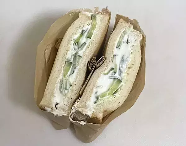 「スライスしたキュウリに100g加えて！　サンドイッチに入れた『白い食べ物』の正体は…」の画像
