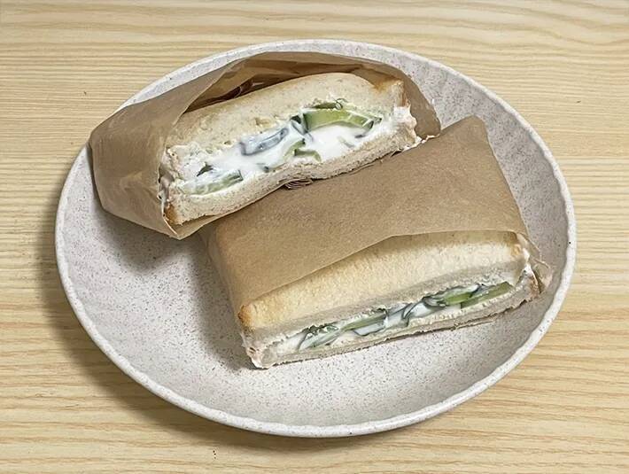 スライスしたキュウリに100g加えて！　サンドイッチに入れた『白い食べ物』の正体は…