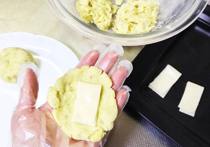 「モチモチしておいしい！」サツマイモの生地で包んだのは？
