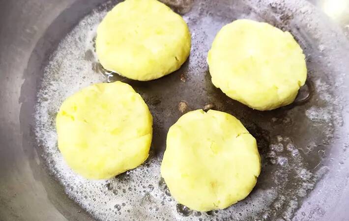 「モチモチしておいしい！」サツマイモの生地で包んだのは？