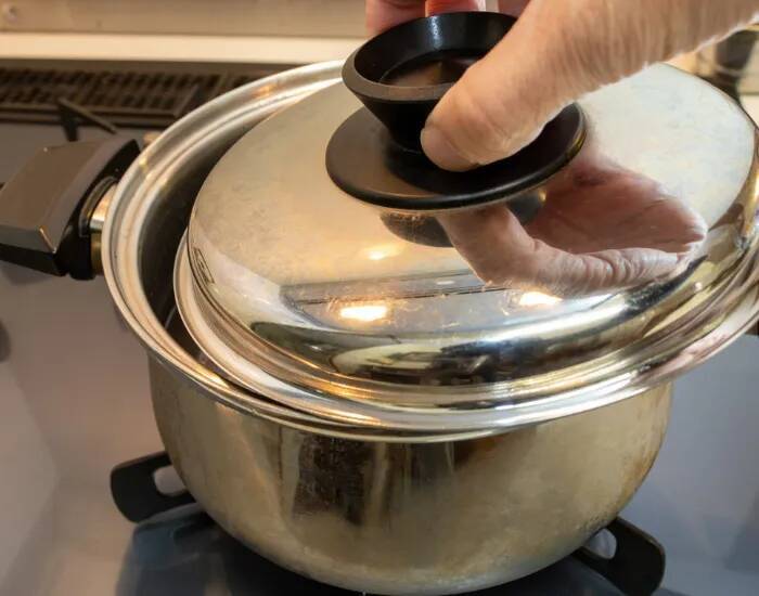鍋蓋はコンロ脇には置きません！　ダイソーの220円グッズで叶う『浮かせる収納』【キッチン整理術4選】