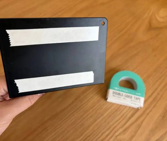 100均の『ブックエンド』をソファに挟むだけ！　1分で完成する収納が「すごく快適」