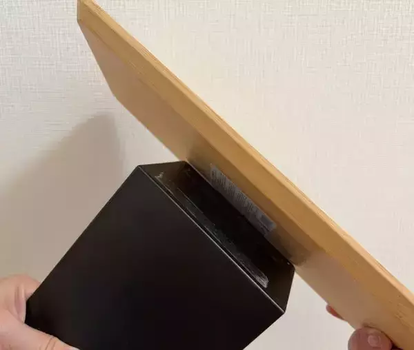 「100均の『ブックエンド』をソファに挟むだけ！　1分で完成する収納が「すごく快適」」の画像