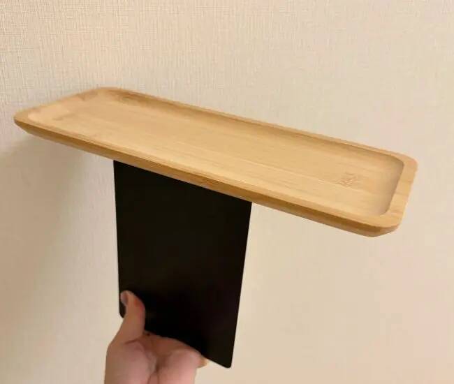 100均の『ブックエンド』をソファに挟むだけ！　1分で完成する収納が「すごく快適」
