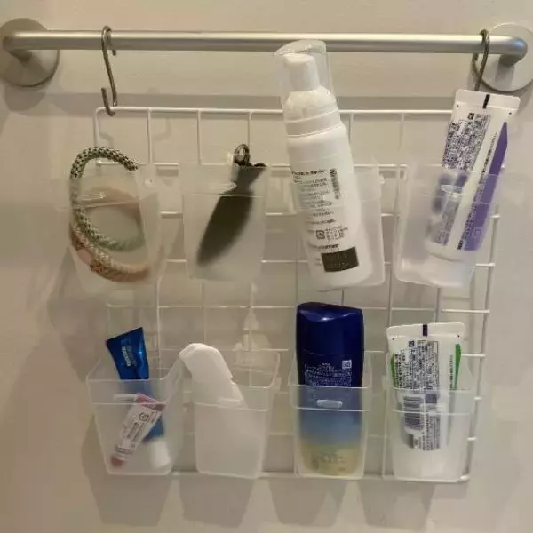 「玄関・洗面所・キッチンも！　小物収納テクに「こんな方法あったか」「便利すぎ」」の画像