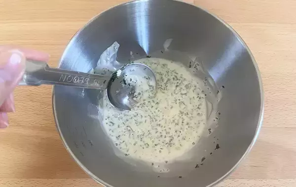 「余ったカマボコを消費！　マヨネーズを使った“手抜きおかず”に箸が止まらない【簡単レシピ】」の画像