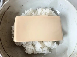 豆腐をそのままドーン！ 簡単『とうめし』に家族が「意外とウマい」「味が染みてる」