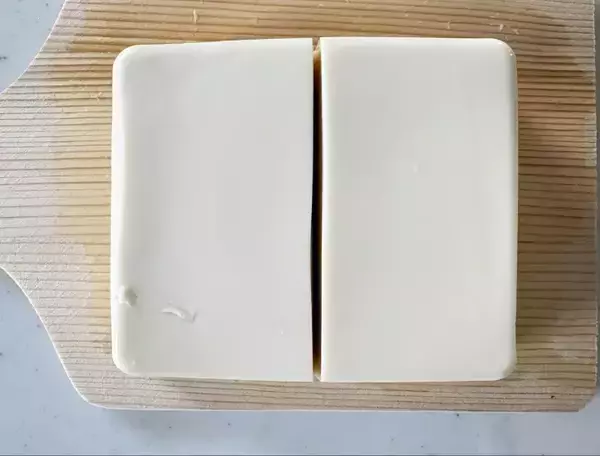 「豆腐をそのままドーン！ 簡単『とうめし』に家族が「意外とウマい」「味が染みてる」」の画像
