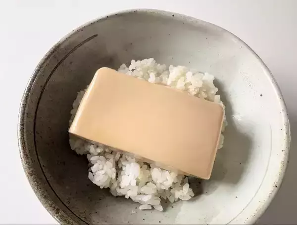 「豆腐をそのままドーン！ 簡単『とうめし』に家族が「意外とウマい」「味が染みてる」」の画像