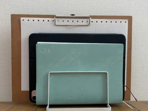 キーボードや手帳、積み重ねるのをやめてみた　100均グッズで変わったデスクがこちら