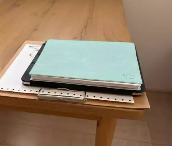 「キーボードや手帳、積み重ねるのをやめてみた　100均グッズで変わったデスクがこちら」の画像