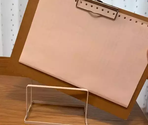「キーボードや手帳、積み重ねるのをやめてみた　100均グッズで変わったデスクがこちら」の画像