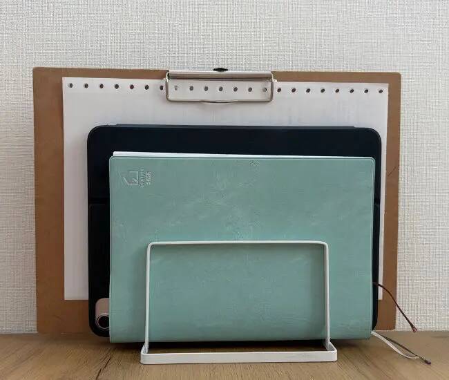 キーボードや手帳、積み重ねるのをやめてみた　100均グッズで変わったデスクがこちら