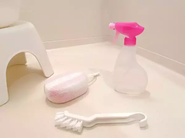 毎日掃除しても残る浴室の黒ずみ　原因にあわせた掃除のやり方とは【浴室掃除4選】