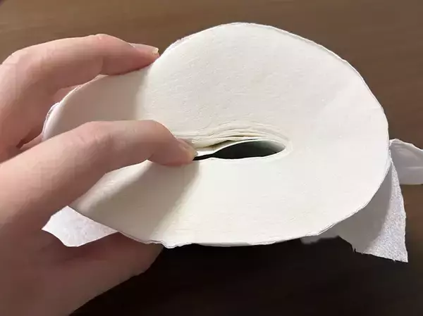 「トイレットペーパーは『芯』を抜いて使う！　アウトドアや災害時に便利なアイディア」の画像