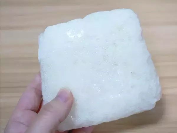 余った『冷凍ご飯』を玉子焼き器へ！　焼き上がりに「これハマる」