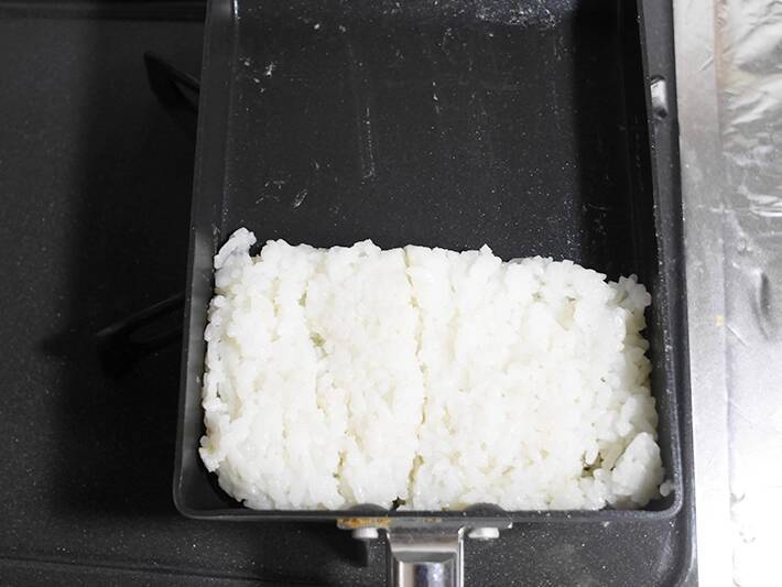 余った『冷凍ご飯』を玉子焼き器へ！　焼き上がりに「これハマる」