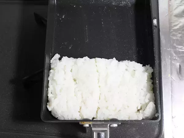 「余った『冷凍ご飯』を玉子焼き器へ！　焼き上がりに「これハマる」」の画像