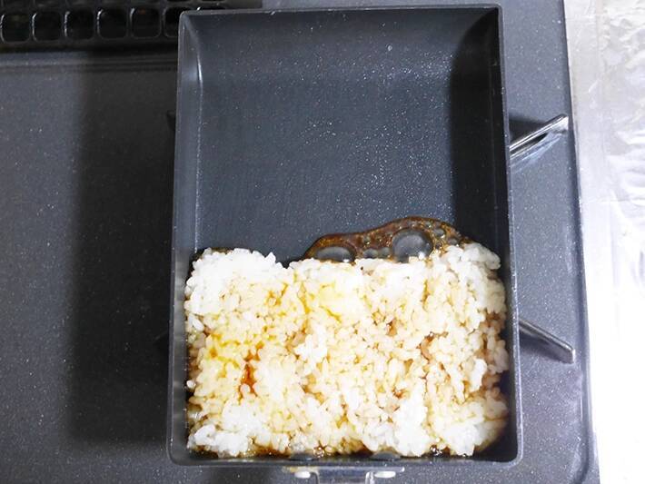 余った『冷凍ご飯』を玉子焼き器へ！　焼き上がりに「これハマる」