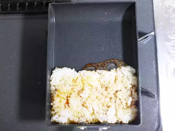 「余った『冷凍ご飯』を玉子焼き器へ！　焼き上がりに「これハマる」」の画像