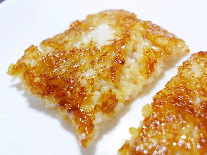 余った『冷凍ご飯』を玉子焼き器へ！　焼き上がりに「これハマる」