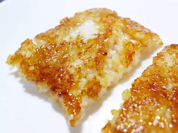 「余った『冷凍ご飯』を玉子焼き器へ！　焼き上がりに「これハマる」」の画像