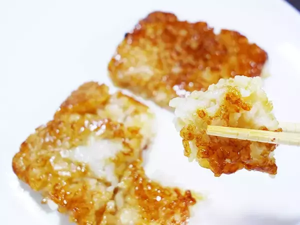 「余った『冷凍ご飯』を玉子焼き器へ！　焼き上がりに「これハマる」」の画像