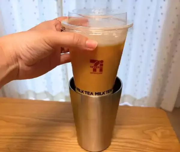 「コンビニコーヒーをそのまま入れると？　ダイソー『タンブラー』の実力に「何個も欲しい！」」の画像