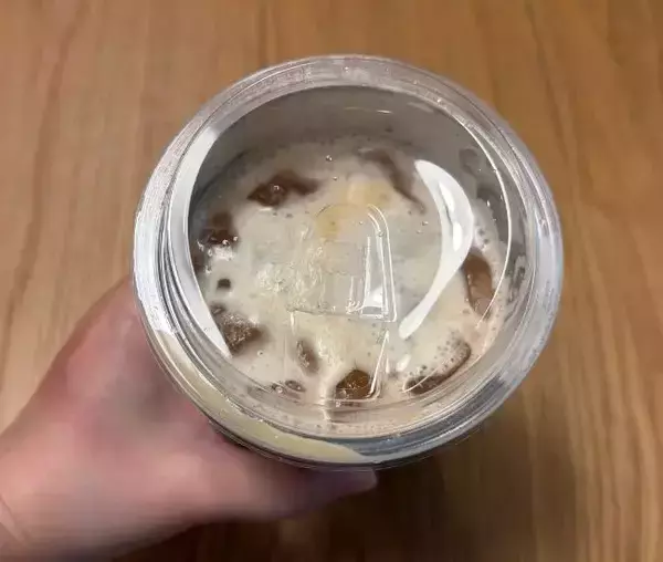 「コンビニコーヒーをそのまま入れると？　ダイソー『タンブラー』の実力に「何個も欲しい！」」の画像