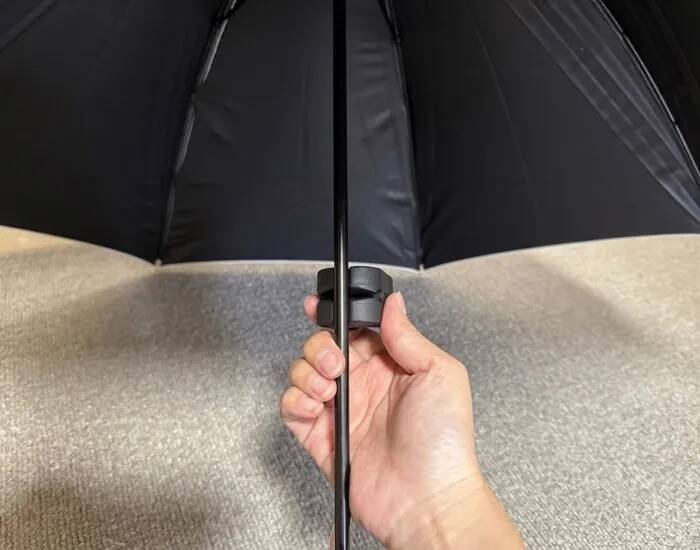 日傘にセリアのホルダーを取りつけると？　外出時のメリットに「コレは手放せない」