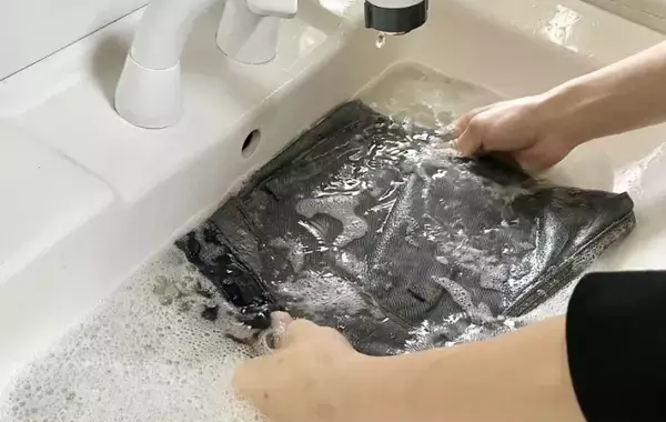 「干す前に見て！　濃い色の服が色あせる理由に「やってた」「怖くなった」」の画像